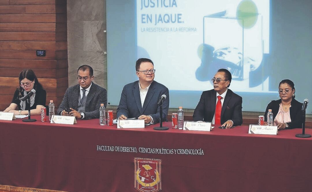 El magistrado Felipe de la Mata dio una conferencia en la Universidad Autónoma de Tlaxcala. Foto Especial