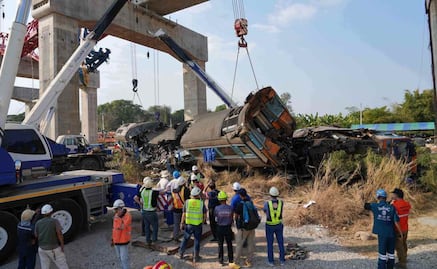 FOTOS: Cae una grúa sobre tren de pasajeros en Tailandia; reportan al menos 32 muertos
