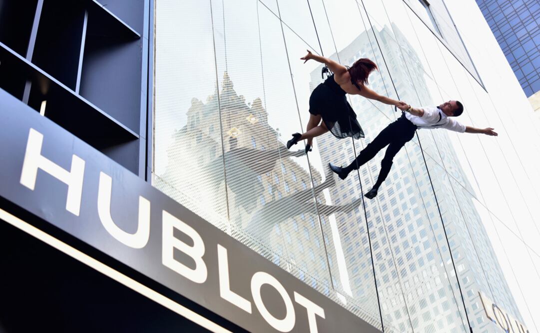 Danza acrobática en la fachada de la nueva flagship de Hublot.