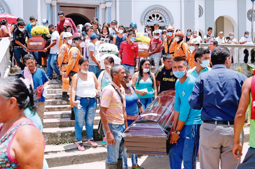 Colombianos asistieron ayer al funeral colectivo a las víctimas de la avalan ch a del sábado pasado en Mocoa. La ciudad requiere reconstrucción casi total (LEONARDO MUÑOZ. EFE)