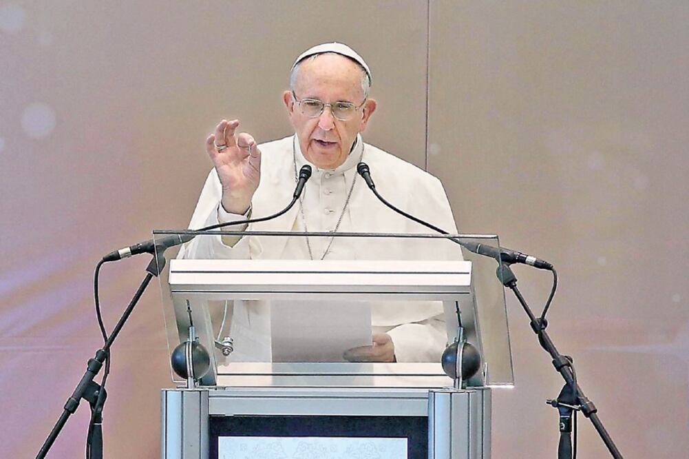 El jerarca católico se reunió ayer con trabajadores y empresarios en el Colegio de Bachilleres de Chihuahua (ALESSANDRO DI MEO. EFE)