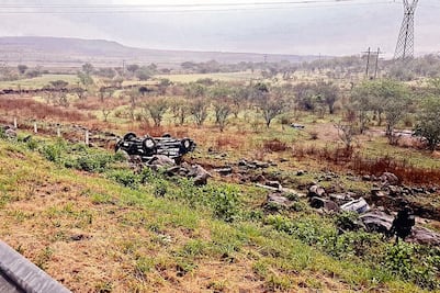 Volcadura de patrulla deja ocho policías muertos en Michoacán