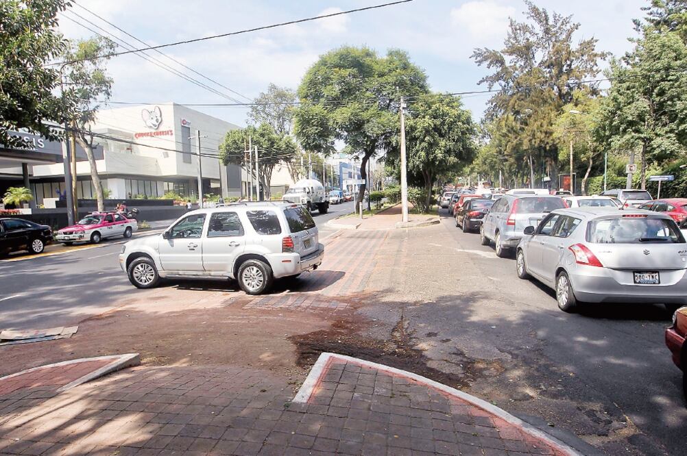 El centro comercial Oasis está en un punto donde existen un alto aforo de automóviles y la confluencia de al menos cuatro rutas de autobuses y taxis (FERNANDO RAMÍREZ. EL UNIVERSAL)