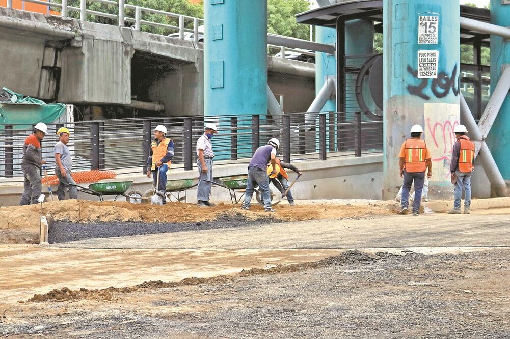 Personal de la Secretaría de Obras pavimenta los carriles exclusivos del Metrobús y afina los últimos detalles. Los trabajos registran un avance de 93%. FOTOS: FERNANDA ROJAS. EL UNIVERSAL