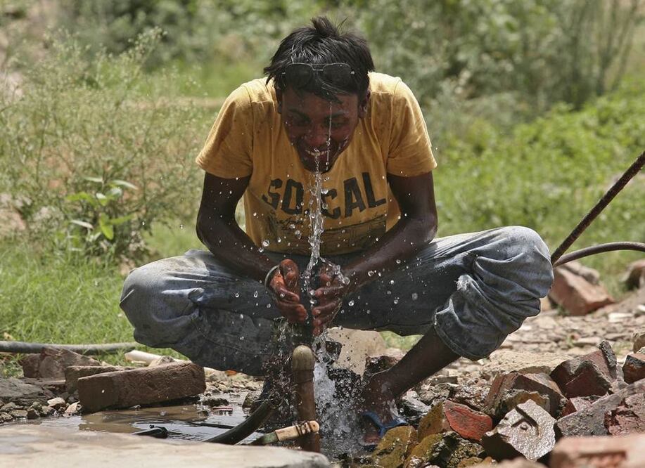 Las autoridades recomiendan a la gente que se proteja del sol, se cubra la cabeza y beba agua. El jueves había médicos en alerta para atender problemas de salud relacionados con el calor