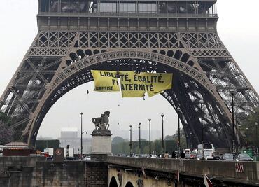 Greenpeace protesta contra Marine Le Pen en la Torre Eiffel
