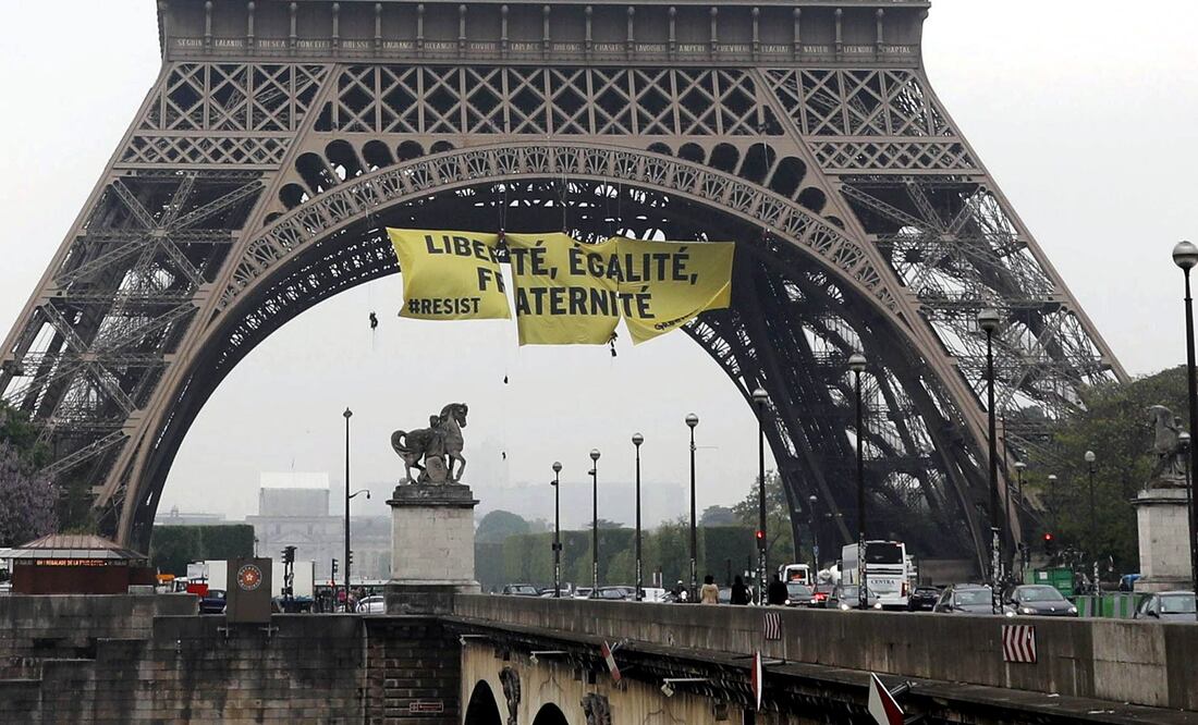Greenpeace protesta contra Marine Le Pen en la Torre Eiffel