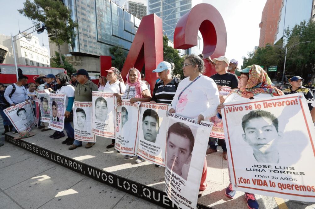 Mensaje. Padres de los normalistas desaparecidos dicen que no se resignarán a no saber qué sucedió con sus hijos. (LUIS CORTÉS. EL UNIVERSAL)