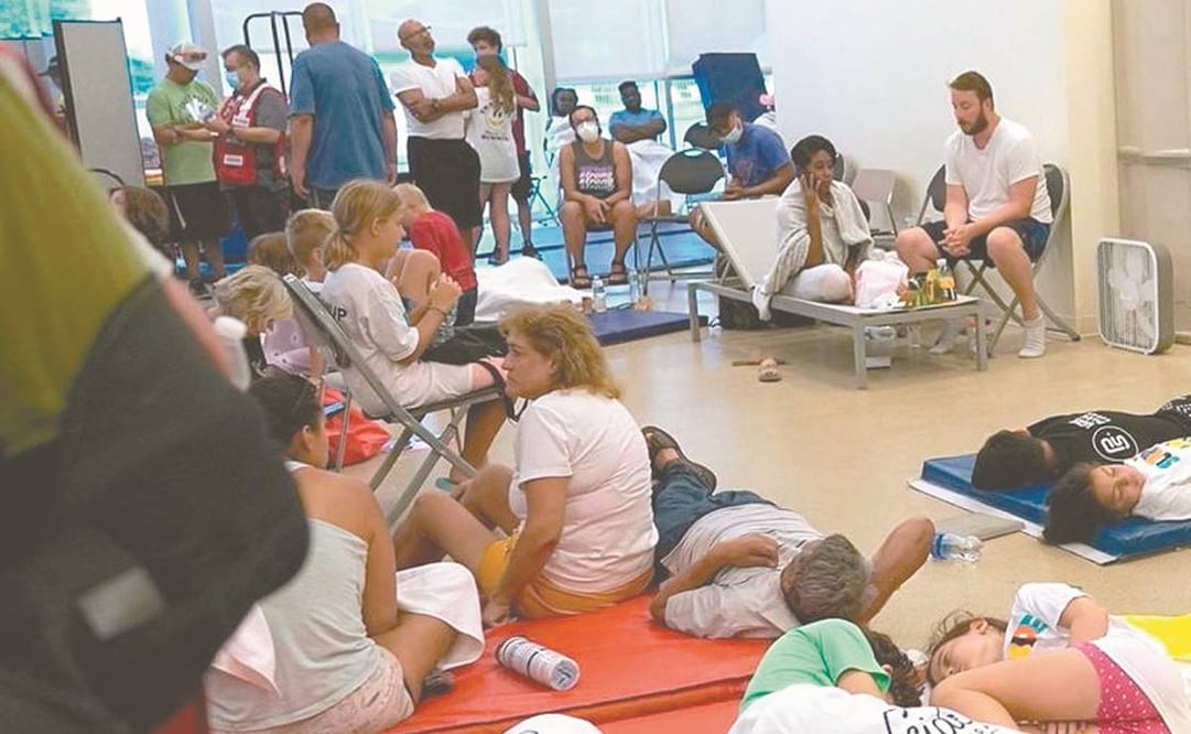 Parientes de los residentes del complejo y damnificados esperaban noticias en el centro de reunificación. Foto: El Universal.