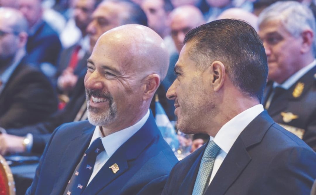 El director de la DEA, Terry Cole, y el secretario de Seguridad, Omar García Harfuch, participan en la Conferencia Internacional para el Control de Drogas en Buenos Aires. Foto: Especial
