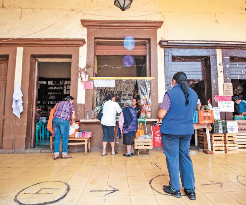Los habitantes de Tingüindín también se unen para ayudar a las familias de escasos recursos, a quienes reparten paquetes alimentarios que compran en los comercios locales. FOTOS: CHARBELL LUCIO. EL UNIVERSAL