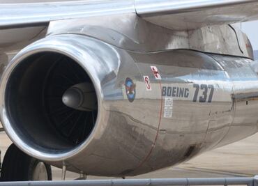 Por incendio en motor, avión de Boeing regresa a aeropuerto poco después del despegue en EU