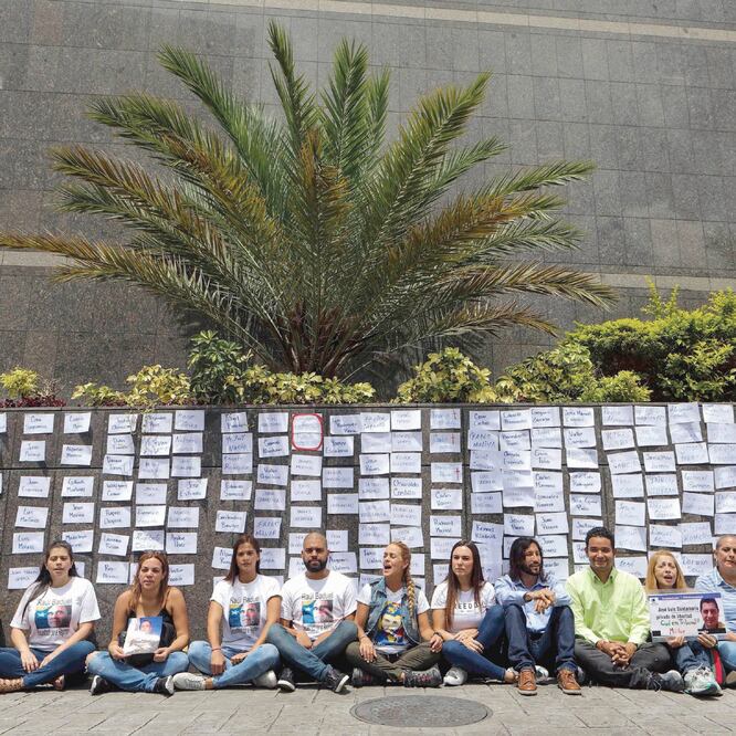 Familiares de presos políticos se manifestaron ayer frente a la sede de las Naciones Unidas en Caracas, Venezuela. Foto: CRISTIAN HERNÁNDEZ. EFE