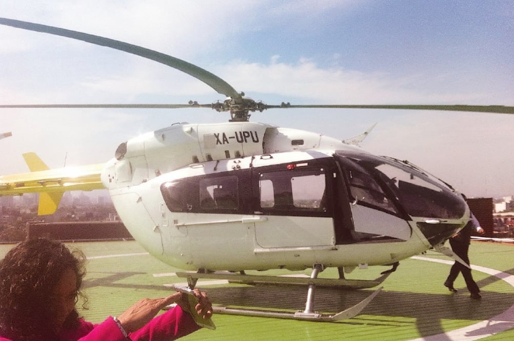 En el helicóptero con matricula XA-UPU, de la compañía Transportes Aéreos Pegaso, S.A. de C.V., los perredistas y el ex alcalde de Bogotá, Gustavo Petro, viajaron de la Ciudad de México a Michoacán para sostener diversos encuentros ARCHIVO. EL UNIVERSAL)