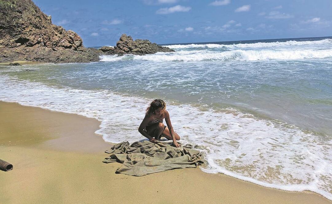 Mientras los habitantes de Zipolite esperan la restauración de los cuatro pozos, algunas personas y comerciantes usan el agua de mar para lavar. Foto: Roselia Chaca/EL UNIVERSAL