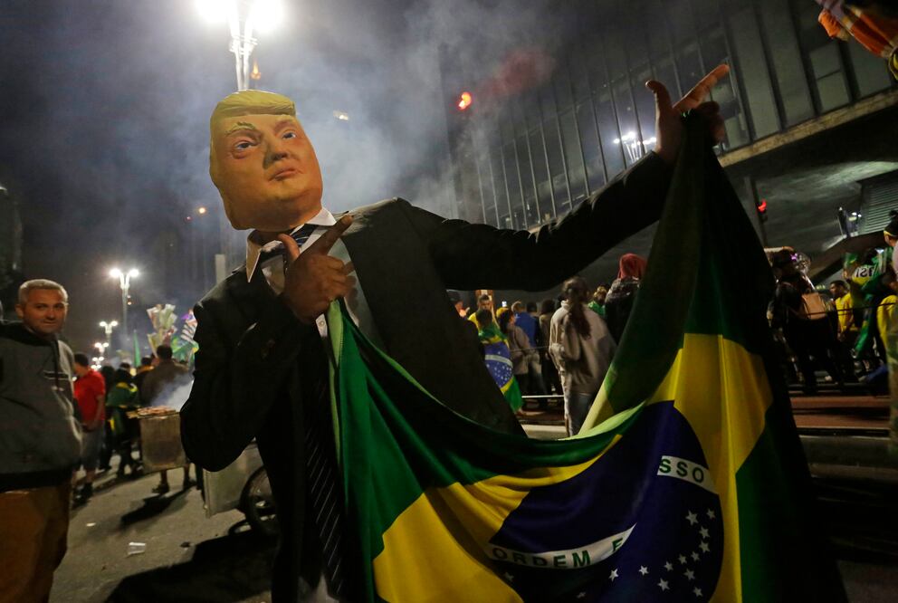 Simpatizante de Jair Bolsonaro, presidente electo de Brasil, festeja con la máscara del mandatario estadounidense  (Foto: AP)