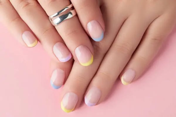 5 diseños de uñas en tonos pastel para primavera 2026