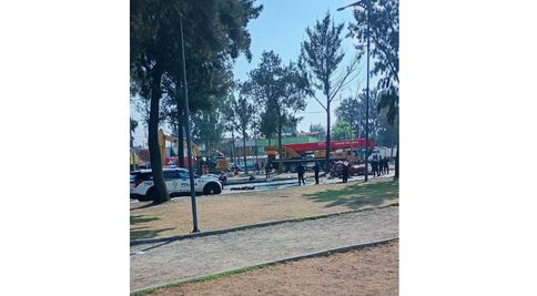 Tráiler impacta dos vehículos en Calzada Ignacio Zaragoza; hay dos personas sin vida