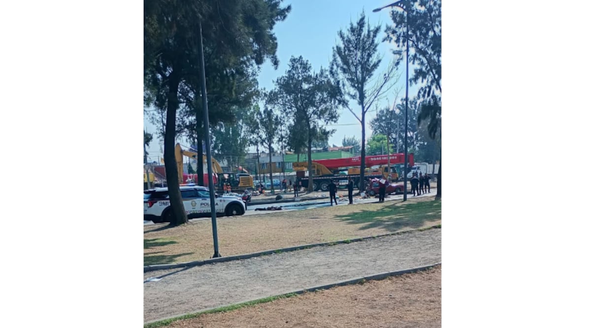 Tráiler impacta dos vehículos en Calzada Ignacio Zaragoza; hay dos personas sin vida. (Foto: especial)