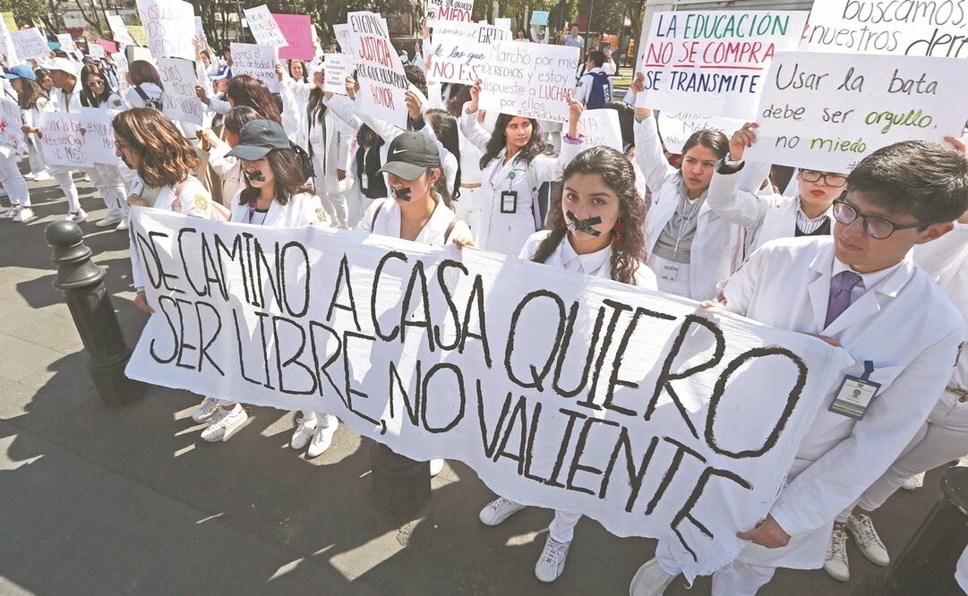 Los jóvenes caminaron del plantel ubicado en Jesús Carranza hacia la calle de Instituto Literario, donde encontraron el edificio de la Rectoría vacío. A pesar de eso, los manifestantes entregaron un pliego petitorio. Foto: JORGE ALVARADO. EL UNIVERSAL