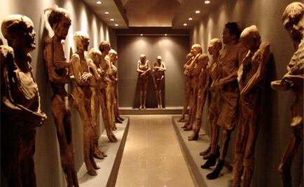 La destituyen por llevarse dos momias “de viaje”