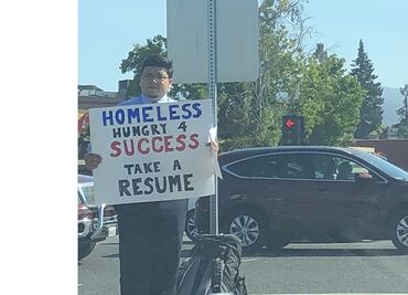 Joven sin hogar se cansa de pedir limosna, reparte su CV en la calle y recibe cientos de ofertas