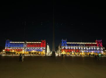 Iluminan monumentos en la CDMX y en redes lo confunden con homenaje a Rusia