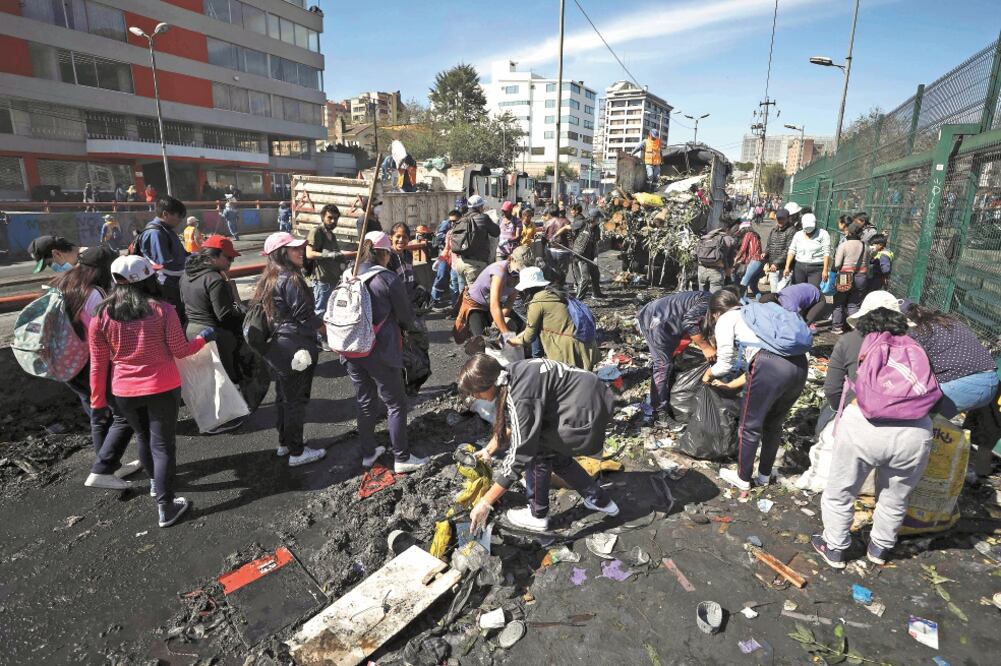 Voluntarios ayudaron a limpiar las calles de Quito después de las violentas protestas anitigubernamentales. Foto/FERNANDO VERGARA. AP