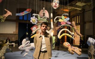 De cigarros, lápices mordidos y un personaje de “Shrek”: las piezas que forman el cuerpo de Enrique López Llamas 