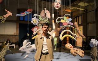  Salón ACME recibe obra mutante, de instrumentos cambiantes; de personaje de “Shrek” a la cabeza de Reptar