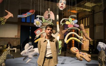 De cigarros, lápices mordidos y un personaje de “Shrek”: las piezas que forman el cuerpo de Enrique López Llamas 