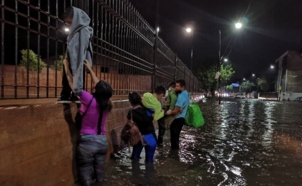 Fuertes lluvias pegan a tres regiones de Oaxaca; autos quedan varados