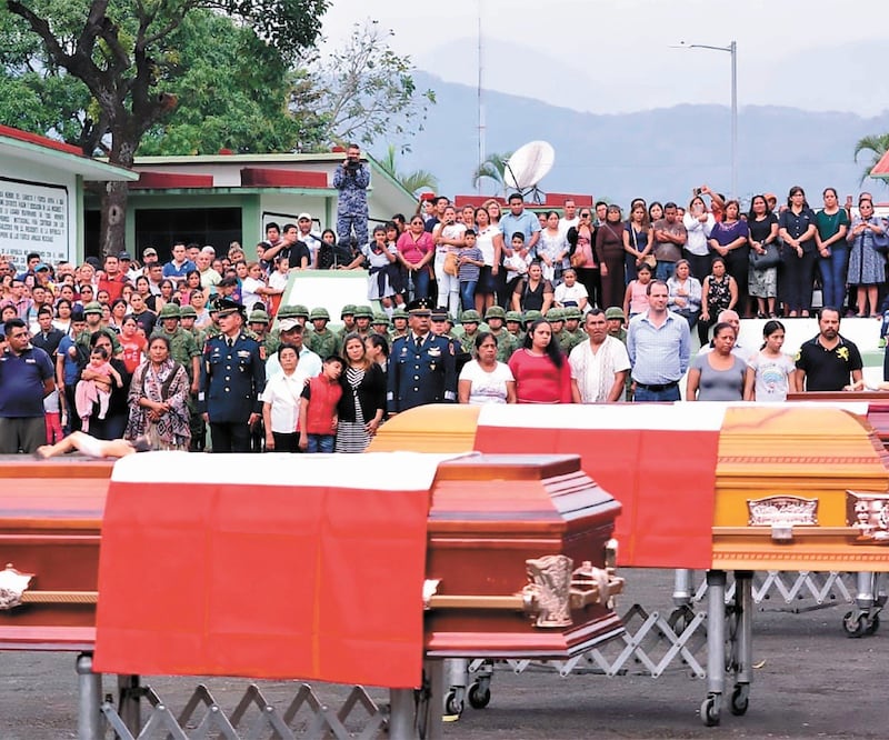 Los cinco militares muertos en el accidente vivían en el sur de Veracruz, aunque el cuerpo de uno de ellos se espera que sea enviado hacia su natal Chiapas. Foto: DAVID DOMÍNGUEZ. EL UNIVERSAL