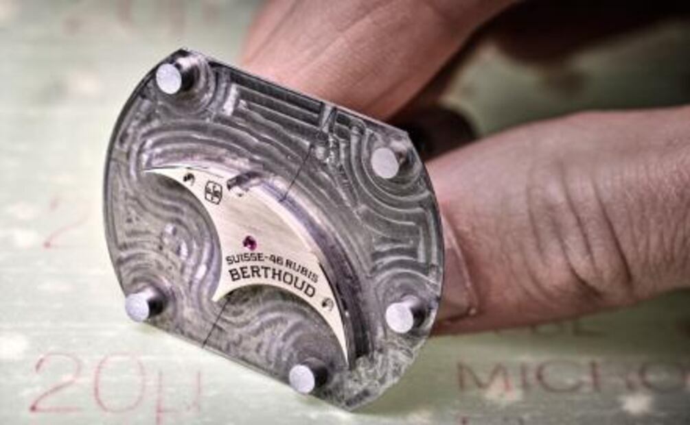 Ferdinand Berthoud lanza su reloj icónico y premiado en platino