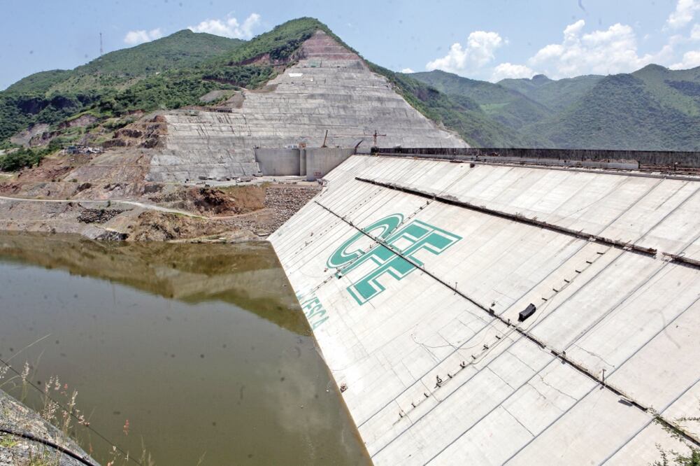 El retraso en diversas obras de mantenimiento en hidroeléctricas disminuyó la capacidad de generación, de acuerdo con un estudio de la Secretaría de Energía. (ARCHIVO EL UNIVERSAL)