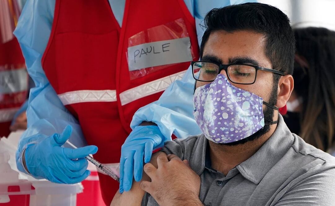 Imagen ilustrativa de una persona recibiendo una vacuna contra el Covid-19. Foto: AP /Marcio Jose Sanchez