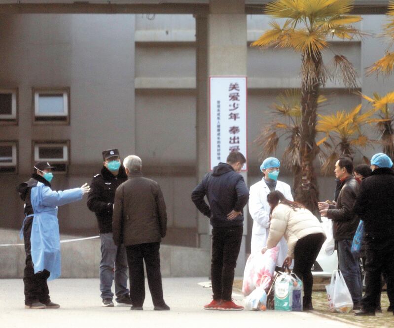 El personal médico y de seguridad impidió acercarse a familiares de pacientes del hospital Jinyintan, en Wuhan, ante la posibilidad de contagio del nuevo coronavirus detectado. Foto: DARLEY SHEN. RETUERS