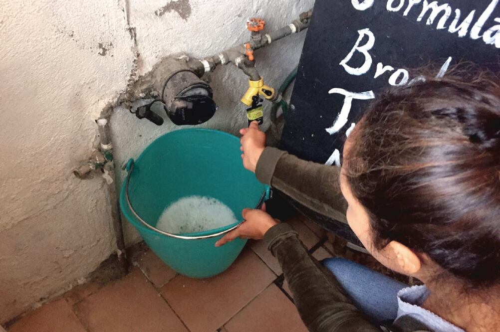 Los colonos aseguran que ya optaron por reciclar el agua y llenar cubetas para enfrentar la crisis. Foto: ANDREA AHEDO. EL UNIVERSAL