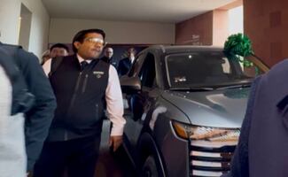 Gobernador de SLP rifa dos camionetas tipo SUV en desayuno navideño con diputados; se las llevan dos priistas