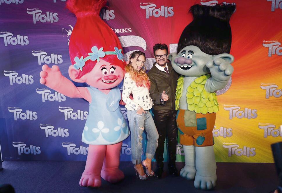 Belinda y Syntek posaron con sus personajes: Poppy y Ramón (LUIS CORTÉS. EL UNIVERSAL)