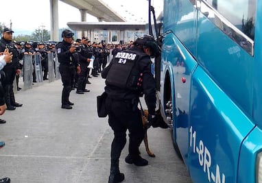 Normalistas de Ayotzinapa bloquean la autopista México-Cuernavaca; se negaron a revisión de los autobuses en los que viajaban