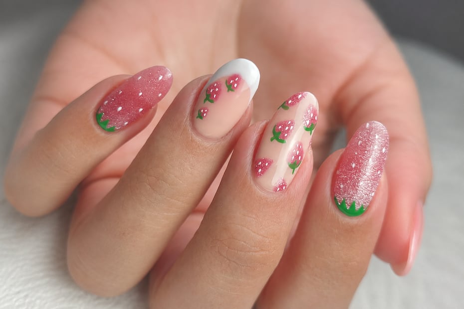 Uñas con frutas y efectos traslúcidos. Foto: Instagram @atomic.nails