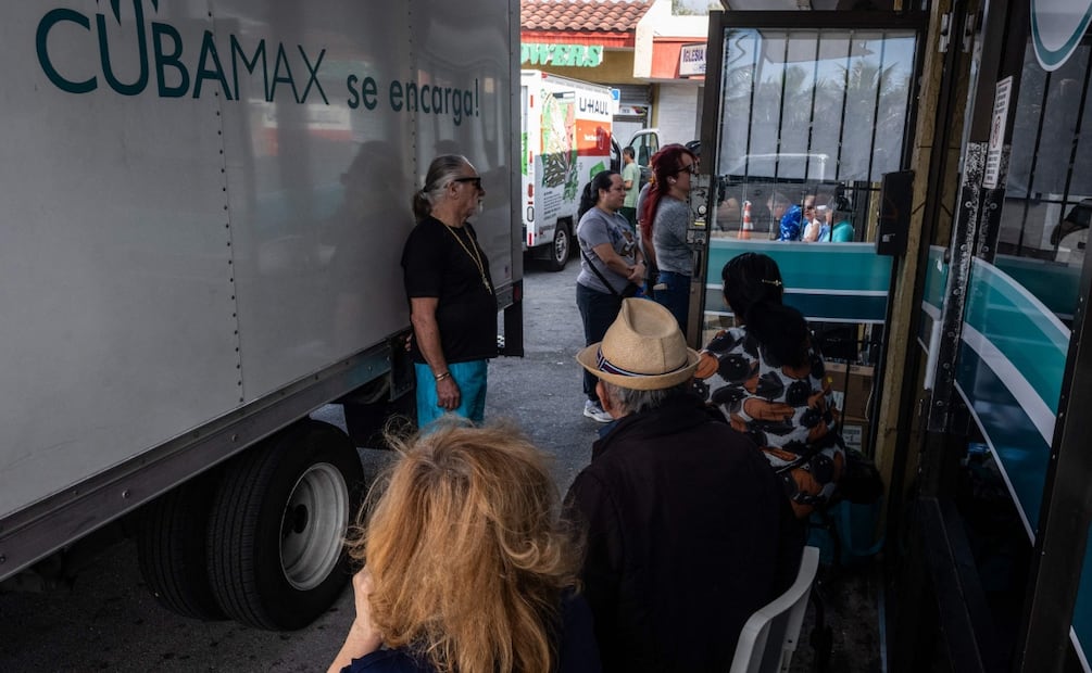 Personas esperan junto a un camión de envíos estacionado frente al local. La actividad se intensificó en medio de la crisis energética que afecta a Cuba. Foto: AFP.