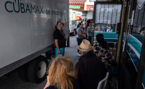 Personas esperan junto a un camión de envíos estacionado frente al local. La actividad se intensificó en medio de la crisis energética que afecta a Cuba. Foto: AFP.