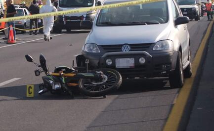 Conductor embiste a ladrones en moto y frustra asalto en Edomex; uno murió prensado