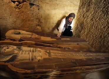 Hallan tres nuevas tumbas bajo la sombra de las pirámides de Giza