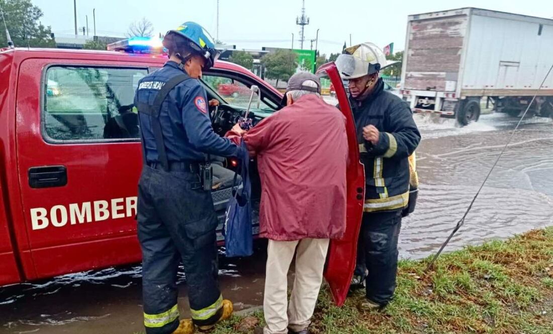 Elementos de bomberos auxilian a peatones ante las fuertes lluvias en Hidalgo (27/05/2025). Foto: Especial
