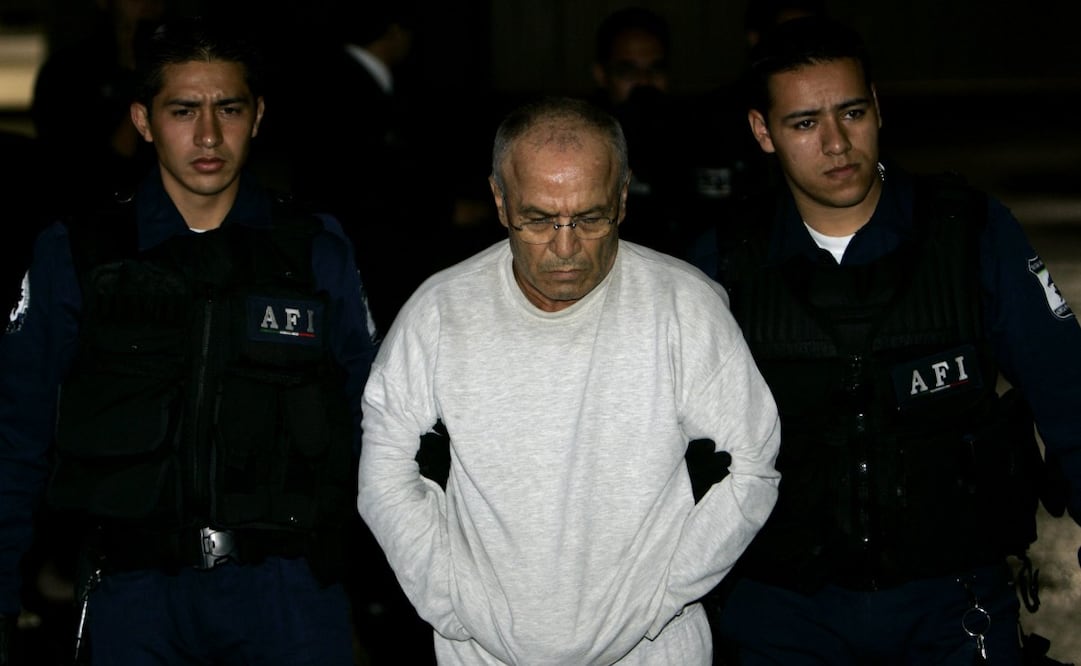 Jean Succar Kuri, en el centro, es escoltado por la policía federal en el aeropuerto de la Ciudad de México, México, el sábado 15 de julio de 2006. Foto: AP