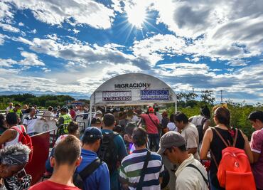 El éxodo venezolano: Miles hacen fila para entrar a Colombia y Ecuador