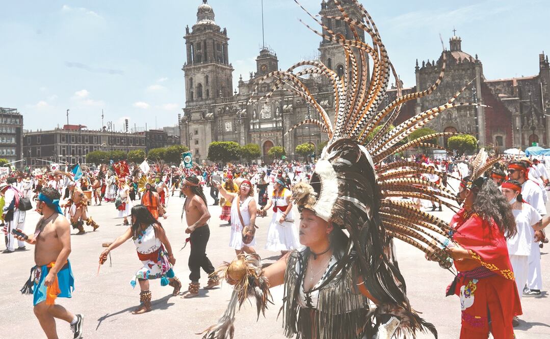 Decenas de danzantes se reunieron ayer en la plancha del Zócalo capitalino. La celebración de la fundación de México-Tenochtitlán es una de las atracciones por las que apuesta el turismo local y las autoridades. Foto: BERENICE FREGOSO. EL UNIVERSAL